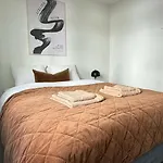 Modern - Walking Distance To Everything Apartmán