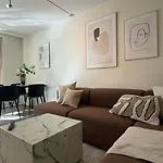 Modern - Walking Distance To Everything Апартаменты