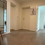 Modern - Walking Distance To Everything Apartmán